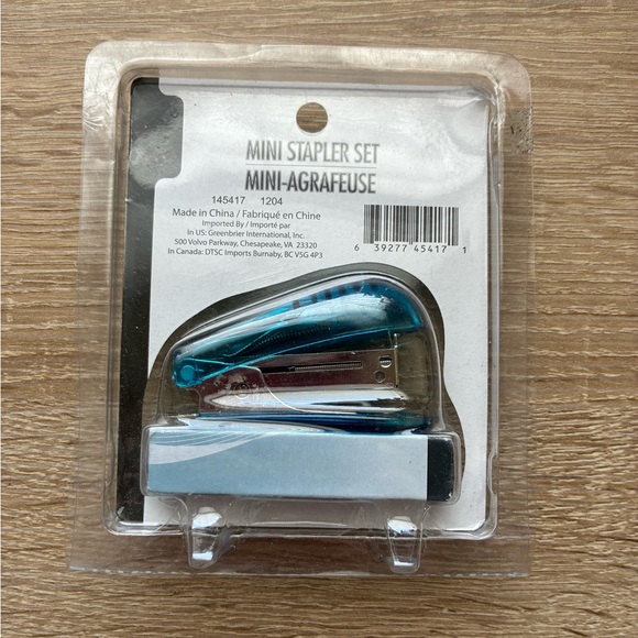 Mini Stapler 📝🗒️📌 - Picture 2 of 3